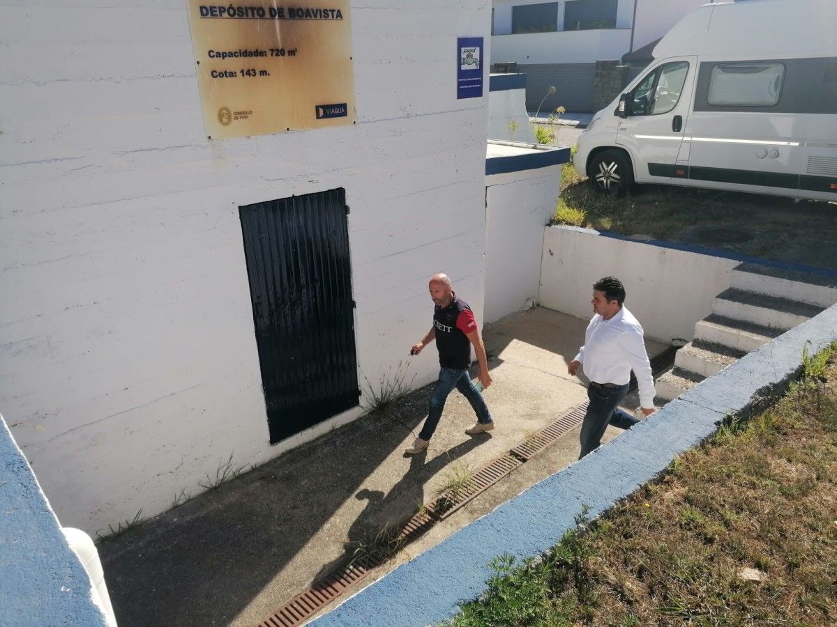Os concelleiros Julio Casás e Gregorio Agís revisan o estado dos depósitos de abastecemento de auga