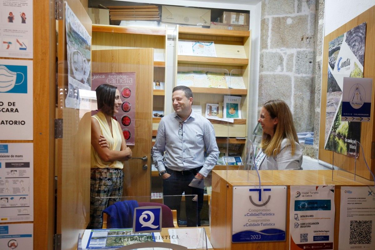 Ana Laura Iglesias e Manuel Campos no punto de información de Cuntis 