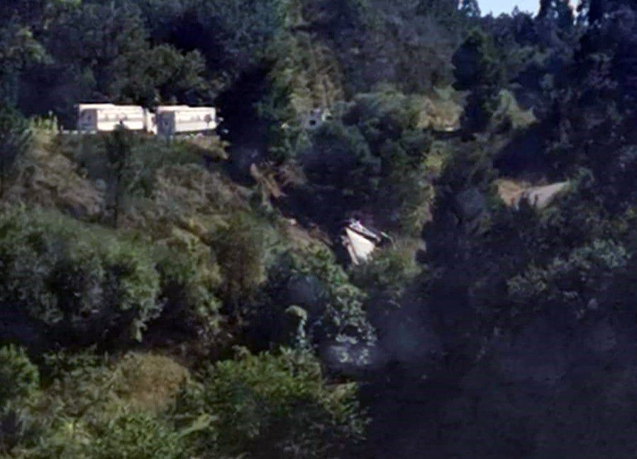 n condutor sae ileso despois de despeñarse co seu camión en Caldas