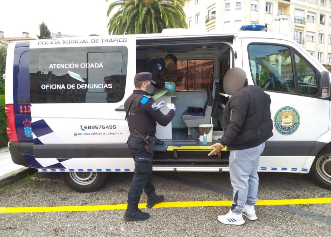 La Policía Local de Poio en un control de alcoholemia