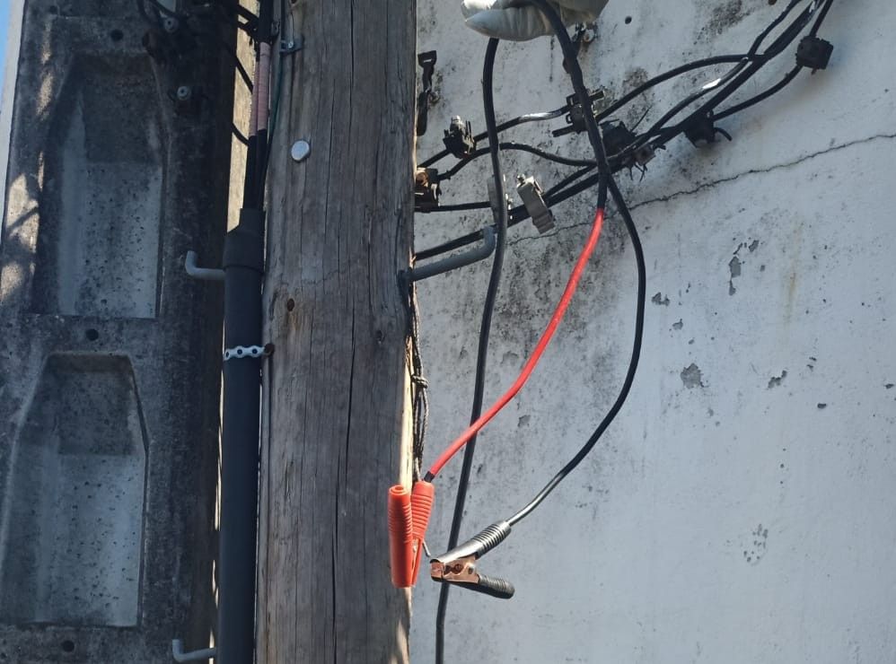 Un vehículo eléctrico cargando as súas baterías de forma fraudulenta da rede pública