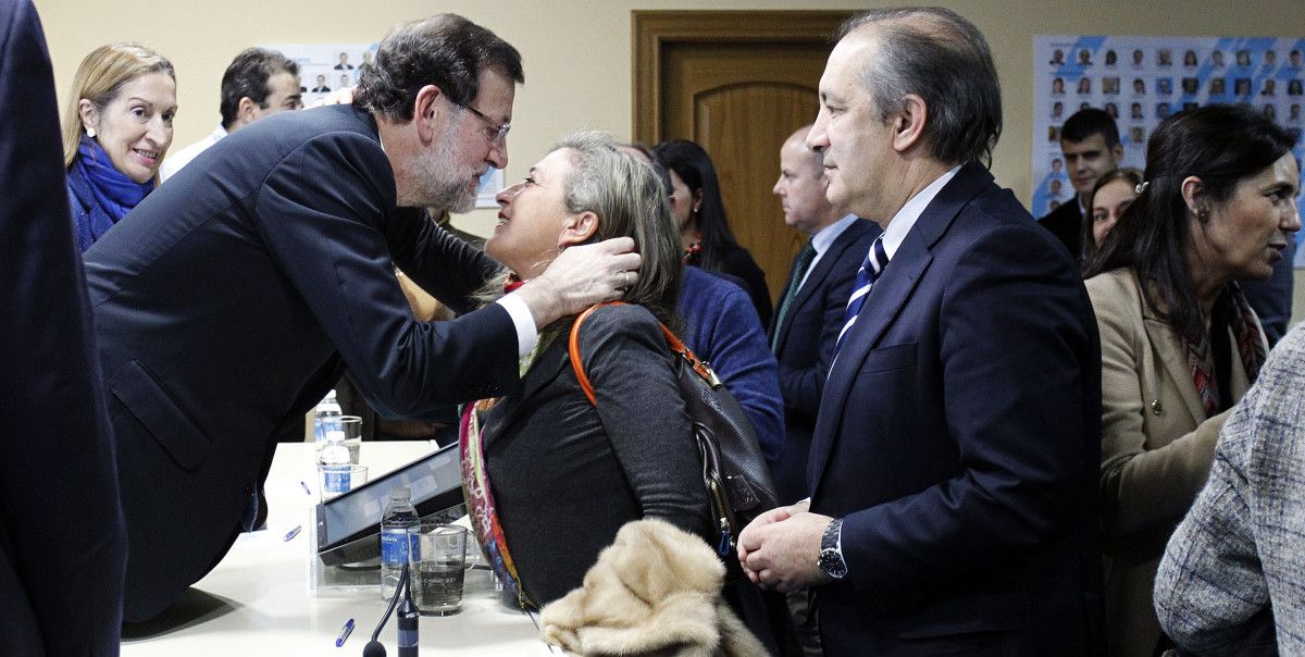 Mariano Rajoy saluda a Teresa Pedrosa