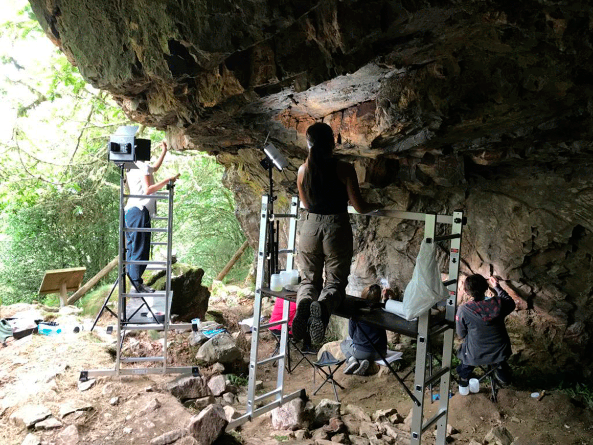 Trabajo de los investigadores en la Cova dos Mouros