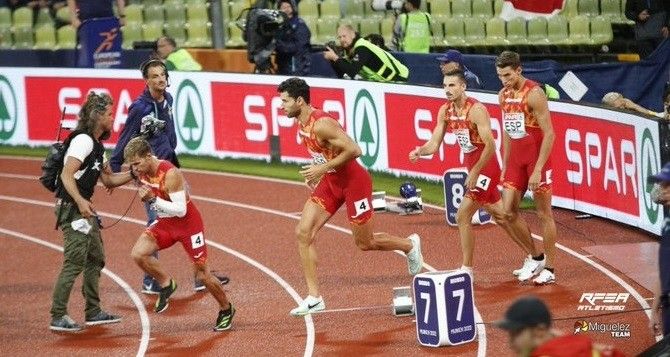 Iñaki Cañal, atleta de la Gimnástica, con el equipo del 4x400 en el europeo de atletismo Múnich 2022