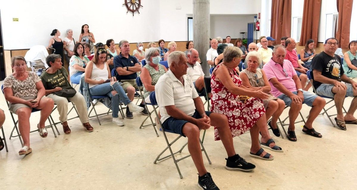 Asistentes a la asamblea sobre la situación del Centro de Salud de Baltar