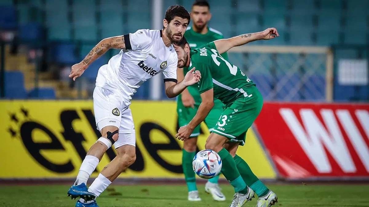 Jon Bakero (de branco), nun partido co Slavia Sofia