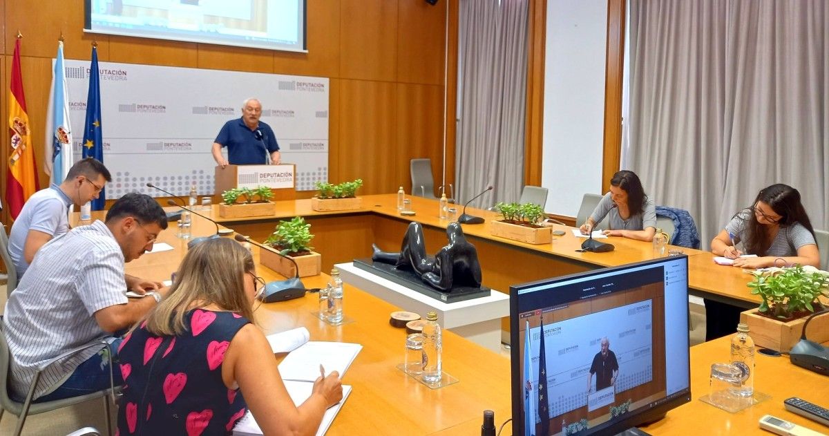 César Mosquera, vicepresidente da Deputación, explica as novas liñas de axuda para a compostaxe