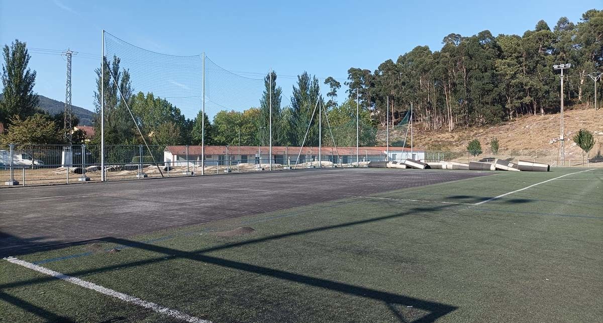 Obras no campo de fútbol de A Reiboa