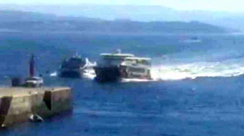 Os dous barcos intentando atracar en Ons