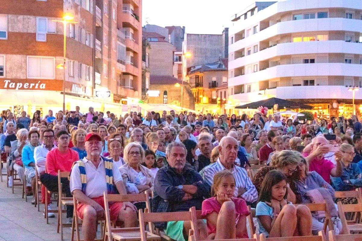 Persoas que asisten a un acto en xullo de 2022 en Sanxenxo