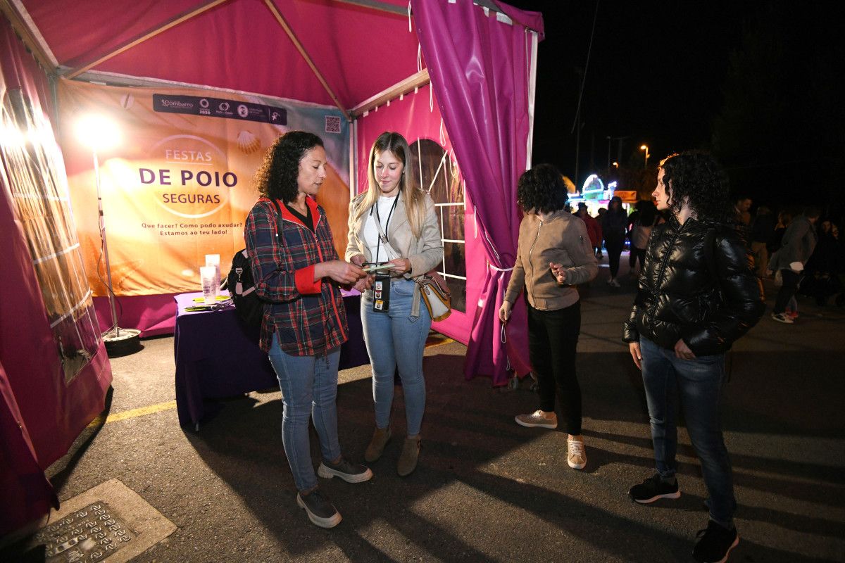 Silvia Díaz, concejala de Igualdade, en el Punto Lila durante las Festas de San Xoán