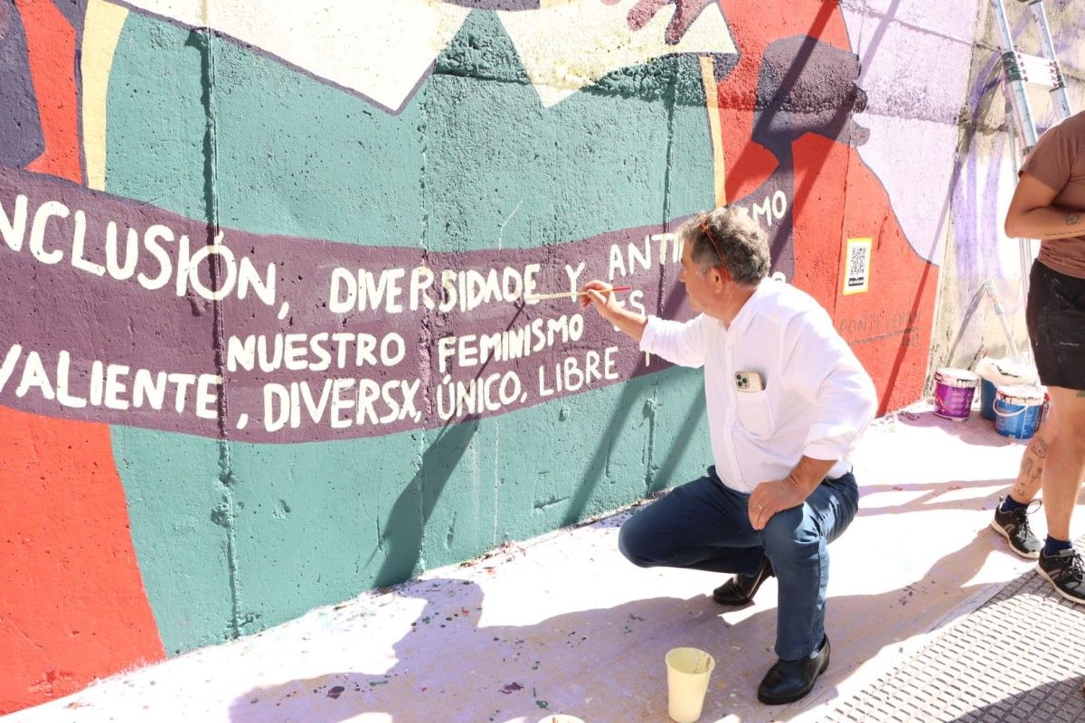 O alcalde Miguel Anxo Fernández Lores participou na creación do mural