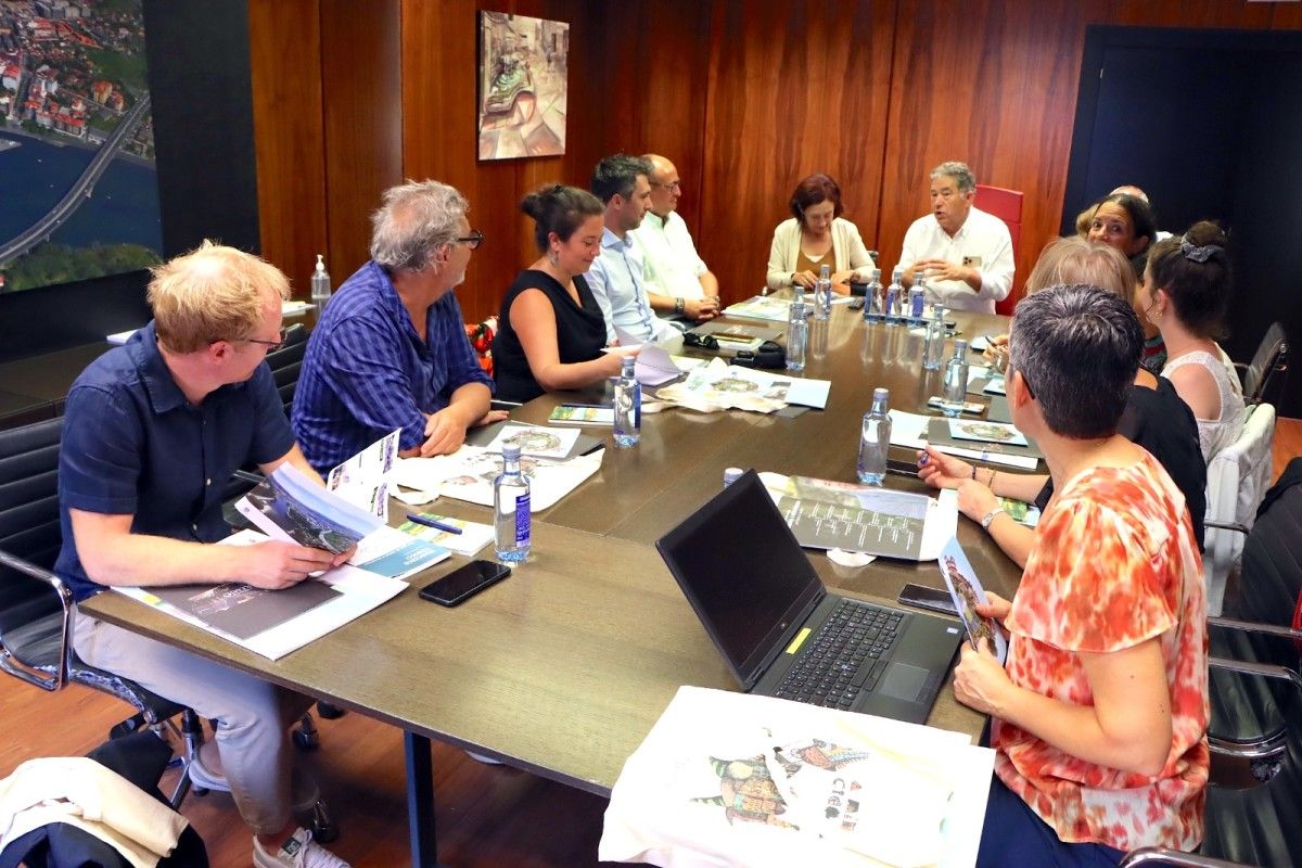 Encontro entre representantes do goberno local de Pontevedra e a delegación de Montpellier