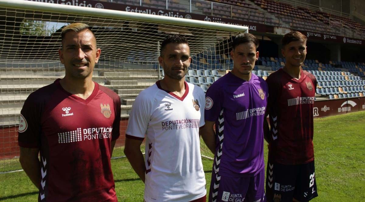 O Pontevedra presenta a súa equipación oficial para a tempada 2022-2023