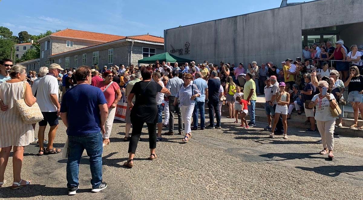 Concentración ante o centro de saúde de Baltar pola sanidade pública
