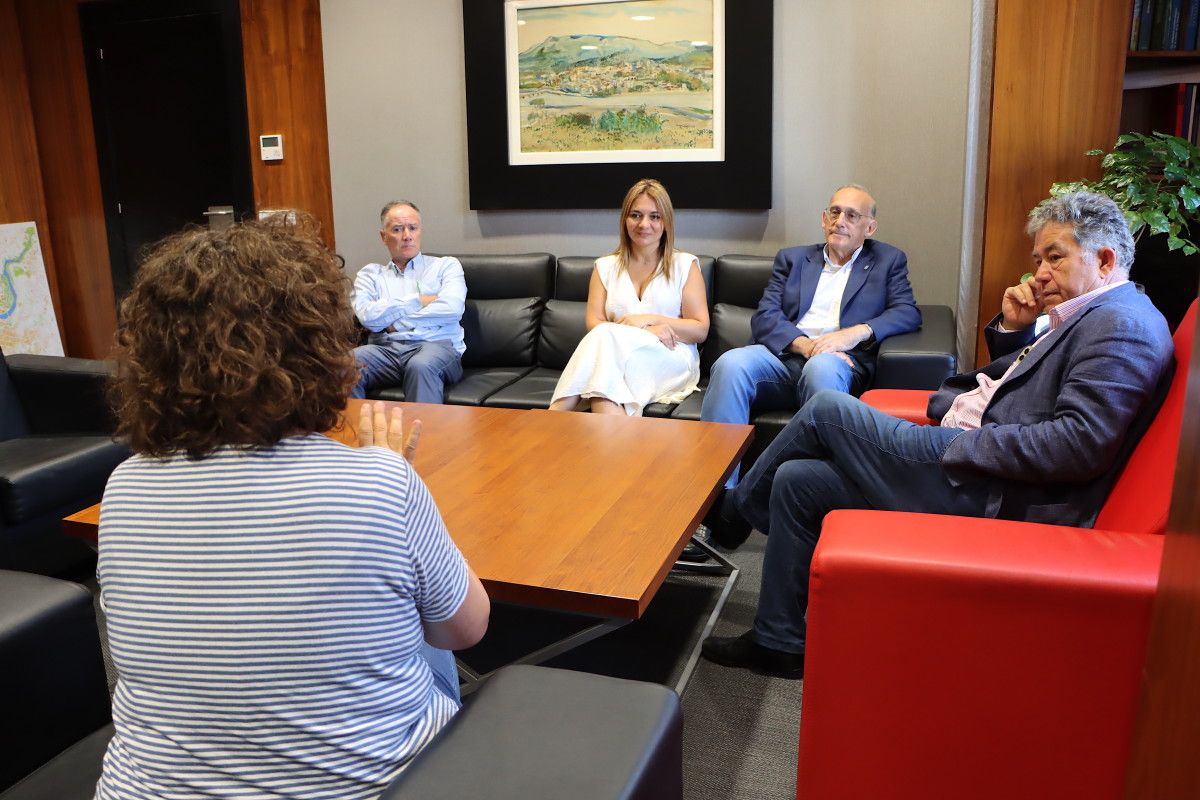 Encontro entre a vicerreitora e o reitor co alcalde e a concelleira de Educación
