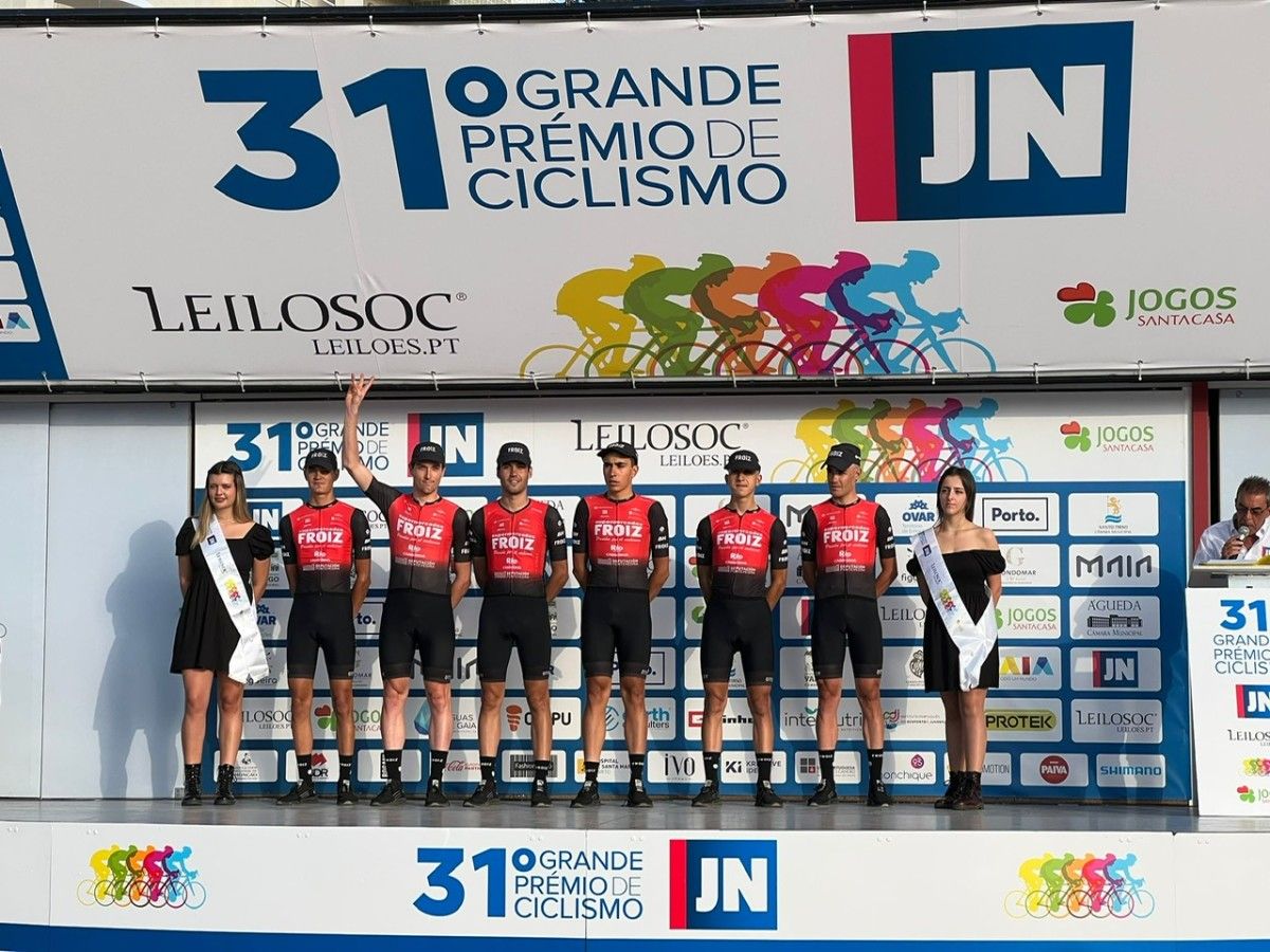 Ciclistas do Supermercados Froiz que participan no Gran Premio Jornal das Noticias