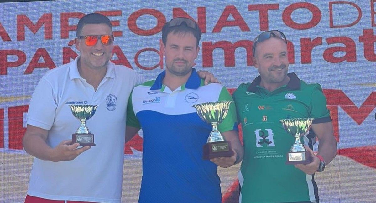 Un representante do Piragüismo Verducido no podio do nacional de maratón