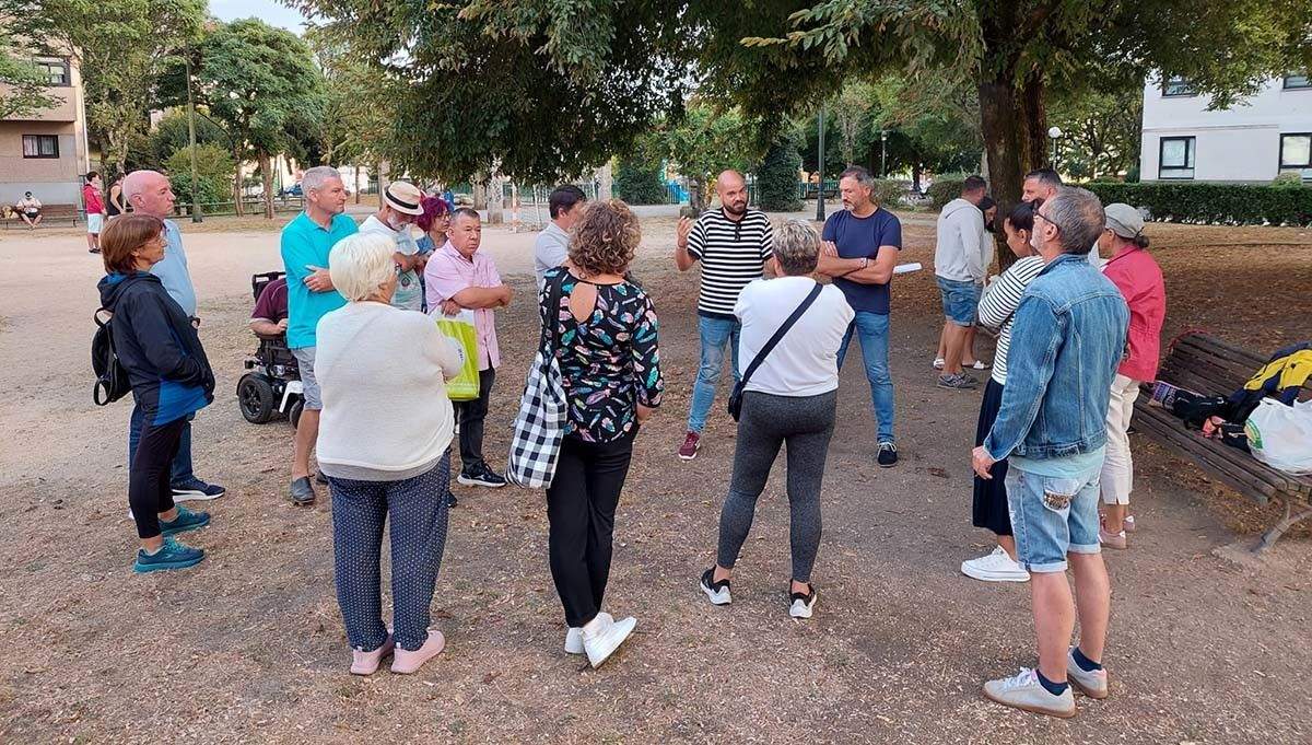 Xuntanza de Iván Puentes e Marcos Rey cos veciños de Monte Porreiro
