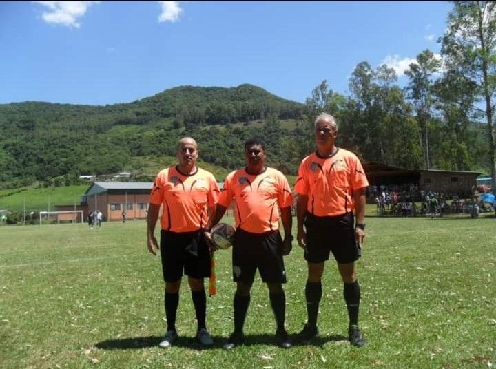 El pontevedrés Xabier Villaverde (primero por la izquierda) ejerce de árbitro asistente en un estadio de Brasil