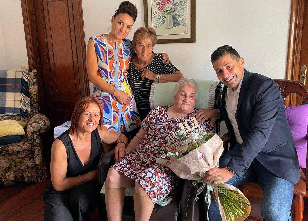 Erciria Rosa Vidal celebra su 101 aniversario en su casa de A Insua