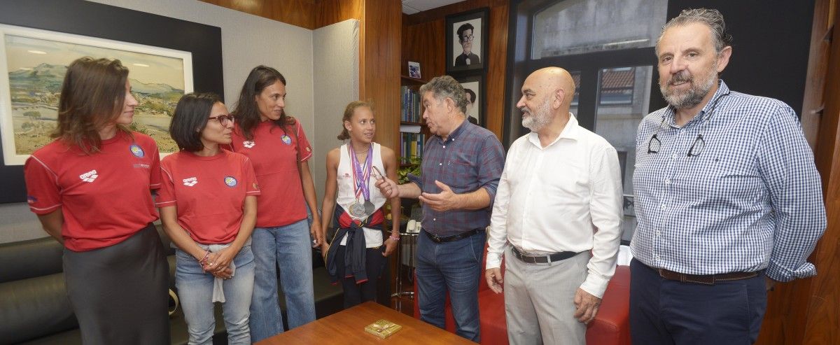 Fernández Lores e Tino Fernández reciben á nadadora Daniela Suárez
