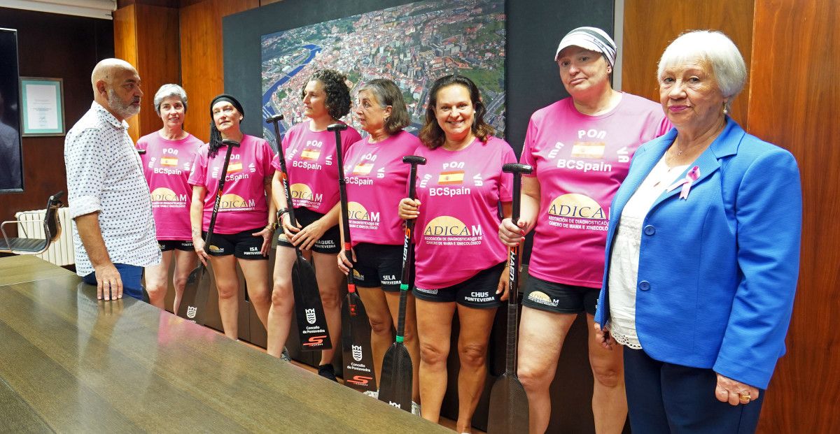 O equipo de Dragon Boat pontevedrés co concelleiro Tino Fernández e Olga Sotelo, presidenta de Adicam