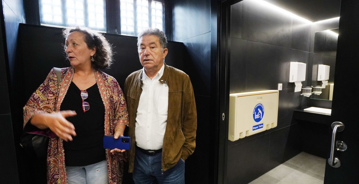 Carmen Fouces, concelleira de Cultura maís o alcalde Miguel Anxo Fernández durante a visita ao Teatro Principal