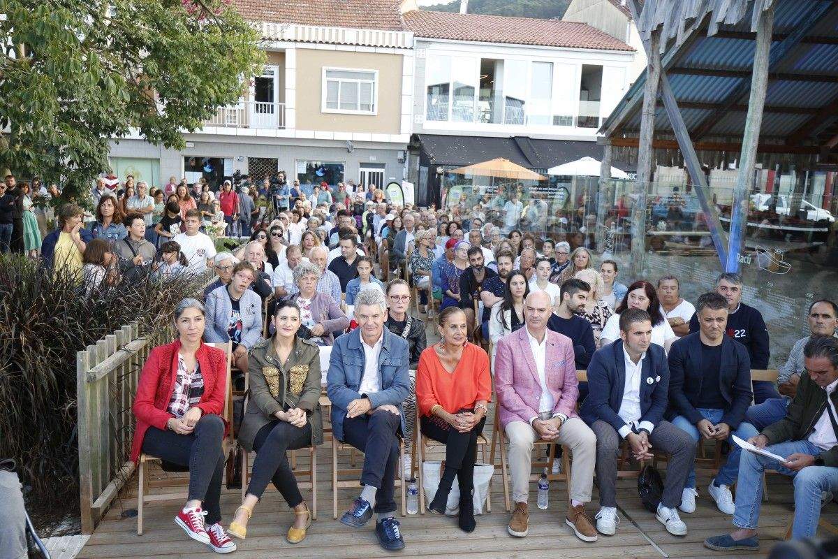 Público en la inauguración de la restauración del Estaleiro de Purro en Bueu