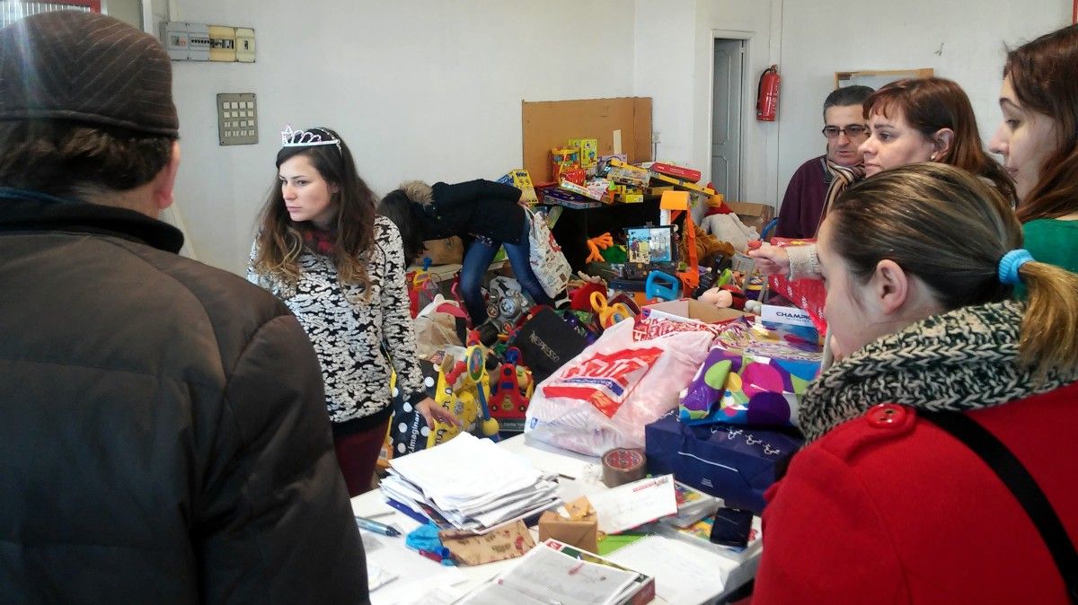Integrantes de 365 Sorrisos en el local en el que tienen los juguetes