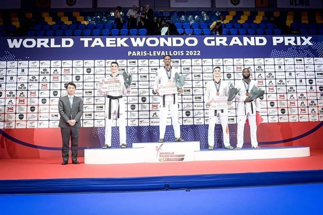 Iván García (tercero por la derecha) consigue el bronce en el Grand Prix de París