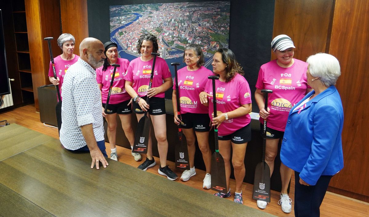 El equipo de Dragon Boat pontevedrés con el concejal Tino Fernández y Olga Sotelo, presidenta de Adicam