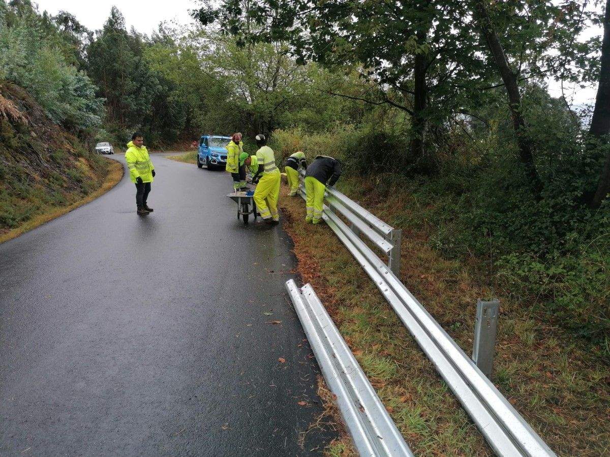Traballos de mellora na estrada EP-9212, na parroquia de San Xoán