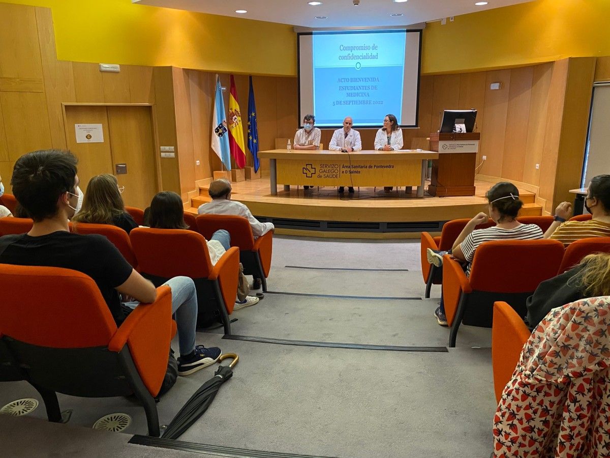 O xerente da Área Sanitaria José Flores (no centro) e os doutores-titores Luis Anibarro e Teresa Jorge reciben ao alumnado de 6º de Medicina