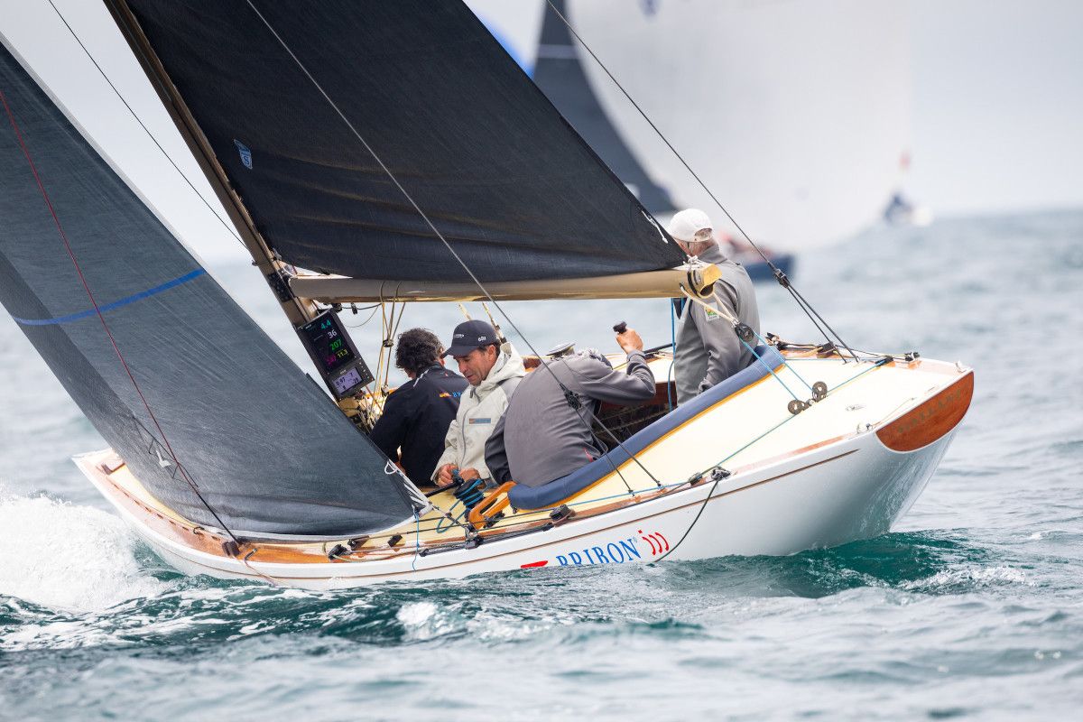 Tripulación do Bribón 500 que participa en Cascais no Europeo da clase 6m