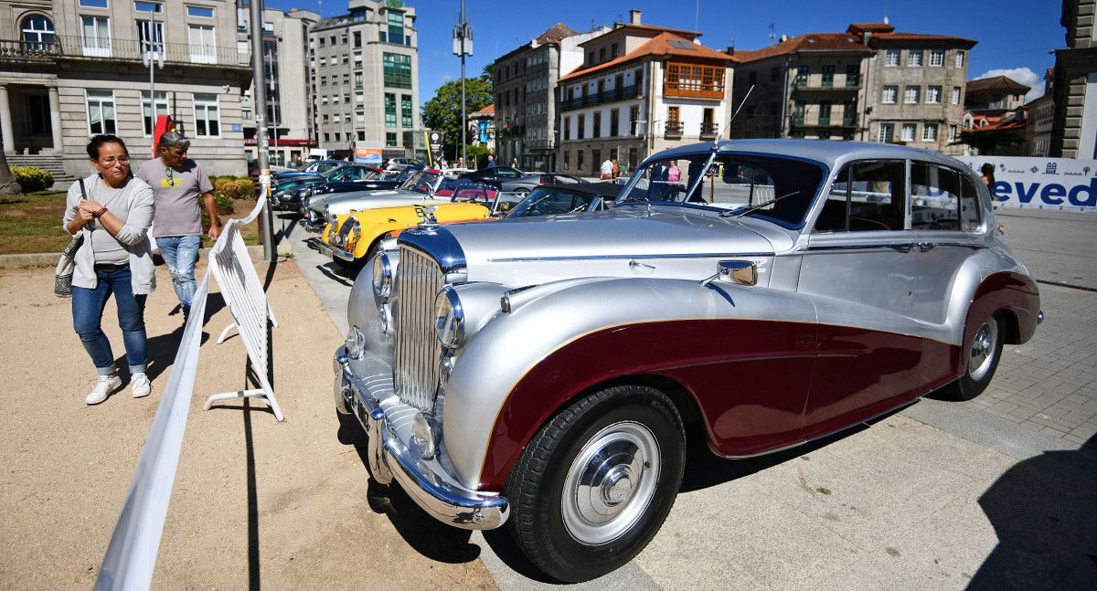 Os automóbiles deportivos clásicos do Rally do Incio estacionaron na Praza de España de Pontevedra