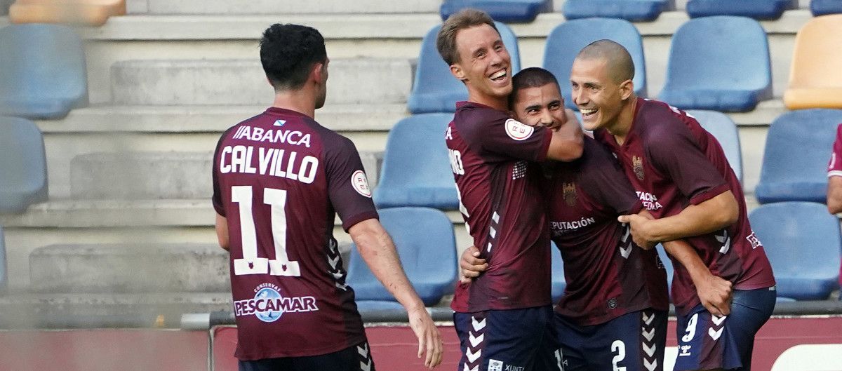 Partido entre el Pontevedra CF y el Talavera en Pasarón