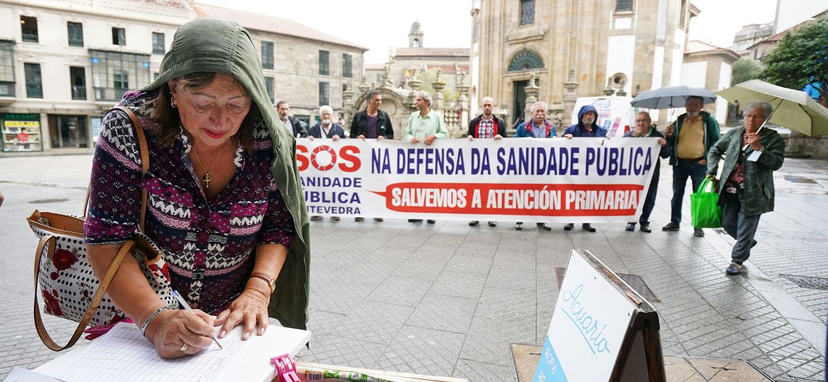 Concentración de SOS Sanidade Pública para presentar la recogida de firmas de la ILP de atención primaria