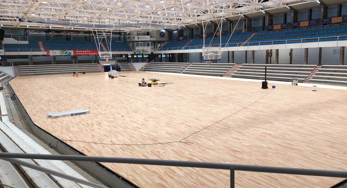 Obras de instalación de la nueva superficie de juego del Pabellón Municipal de los Deportes