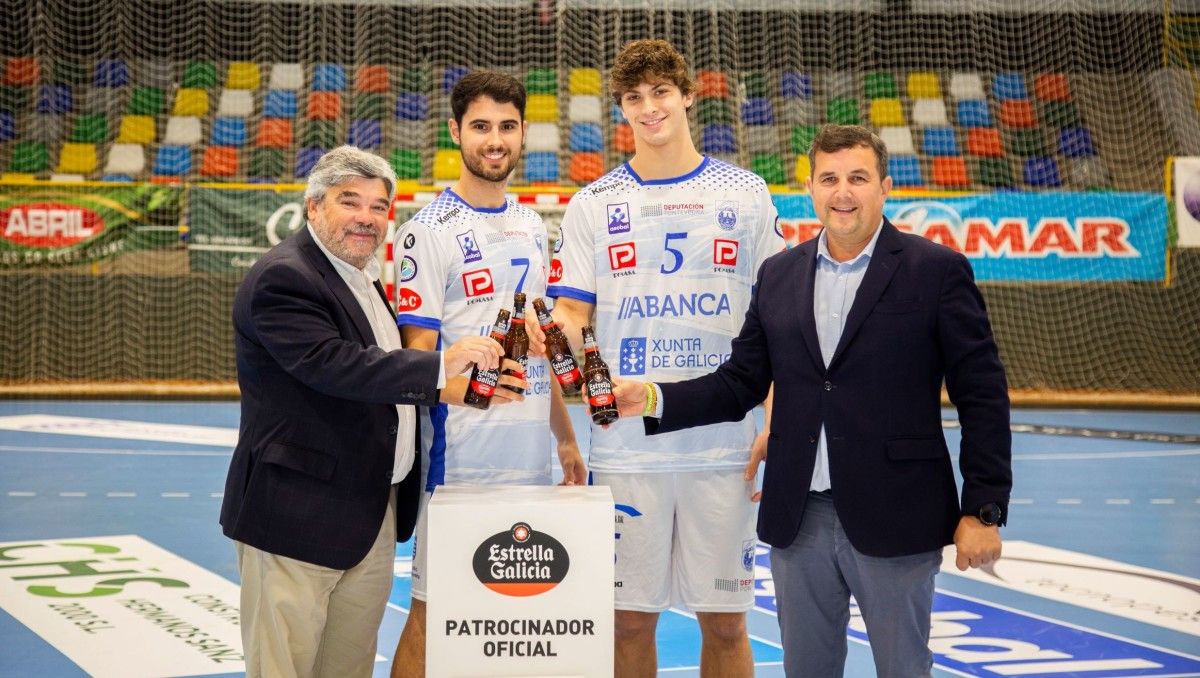 Santi Picallo y el delegado comercial de Hijos de Rivera en Pontevedra, Miguel Ángel Vázquez, con los capitanes del Cisne