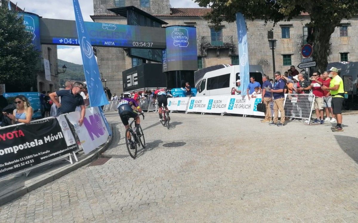 Zona de meta na primeira etapa da Volta Ciclista a Galicia, en Poio