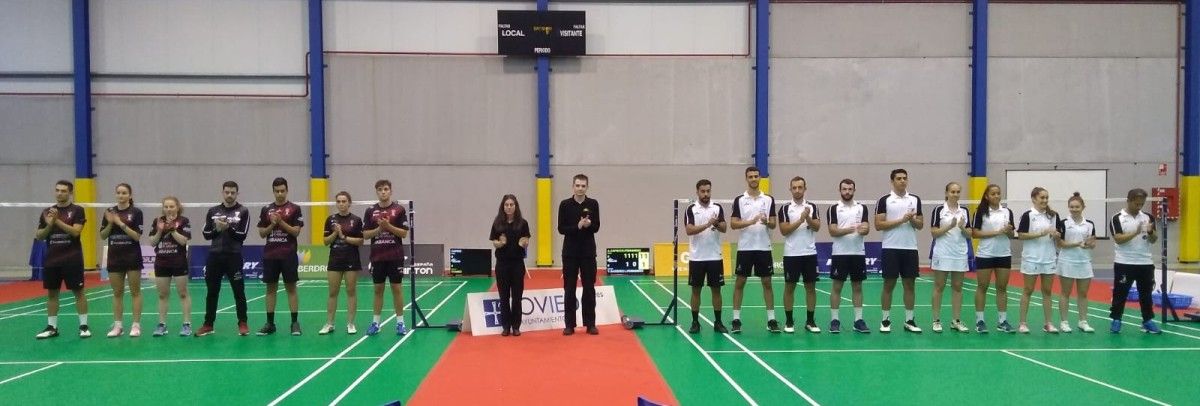 Partido entre el Bádminton Oviedo y el Ravachol