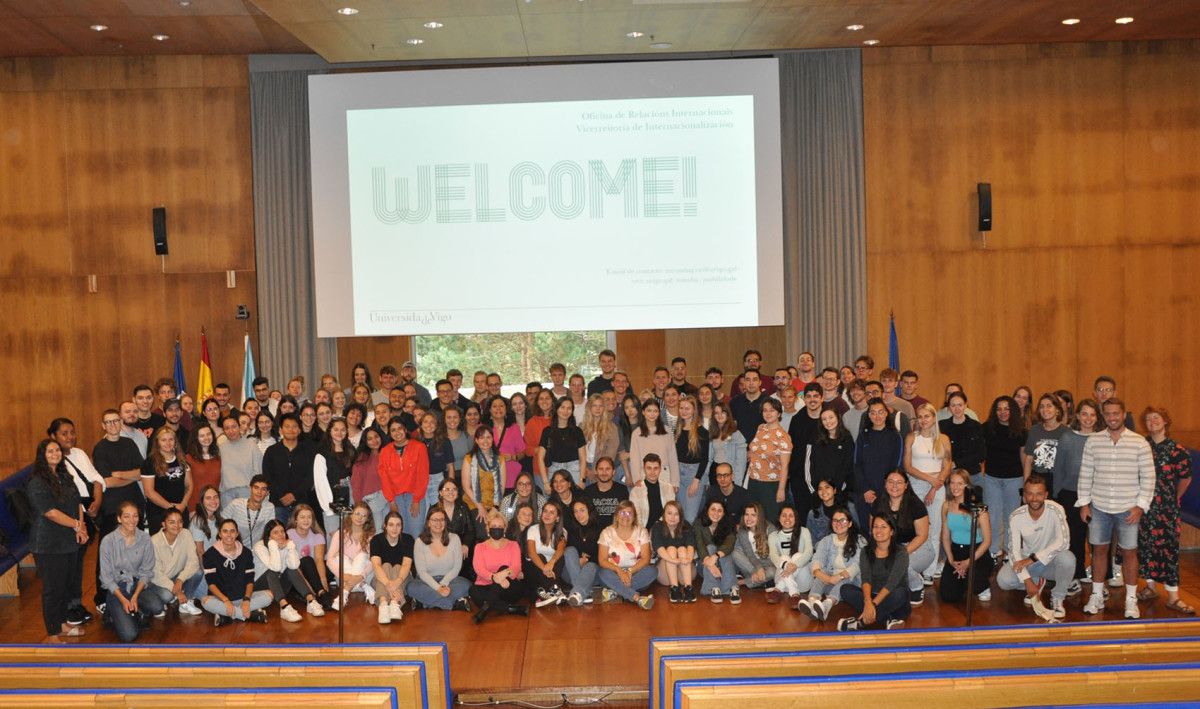 Foto de familia do alumnado estranxeiro no campus de Vigo 
