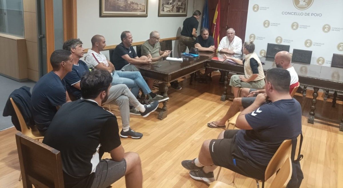 Marga Caldas con representantes do tecido deportivo e clubs de Poio