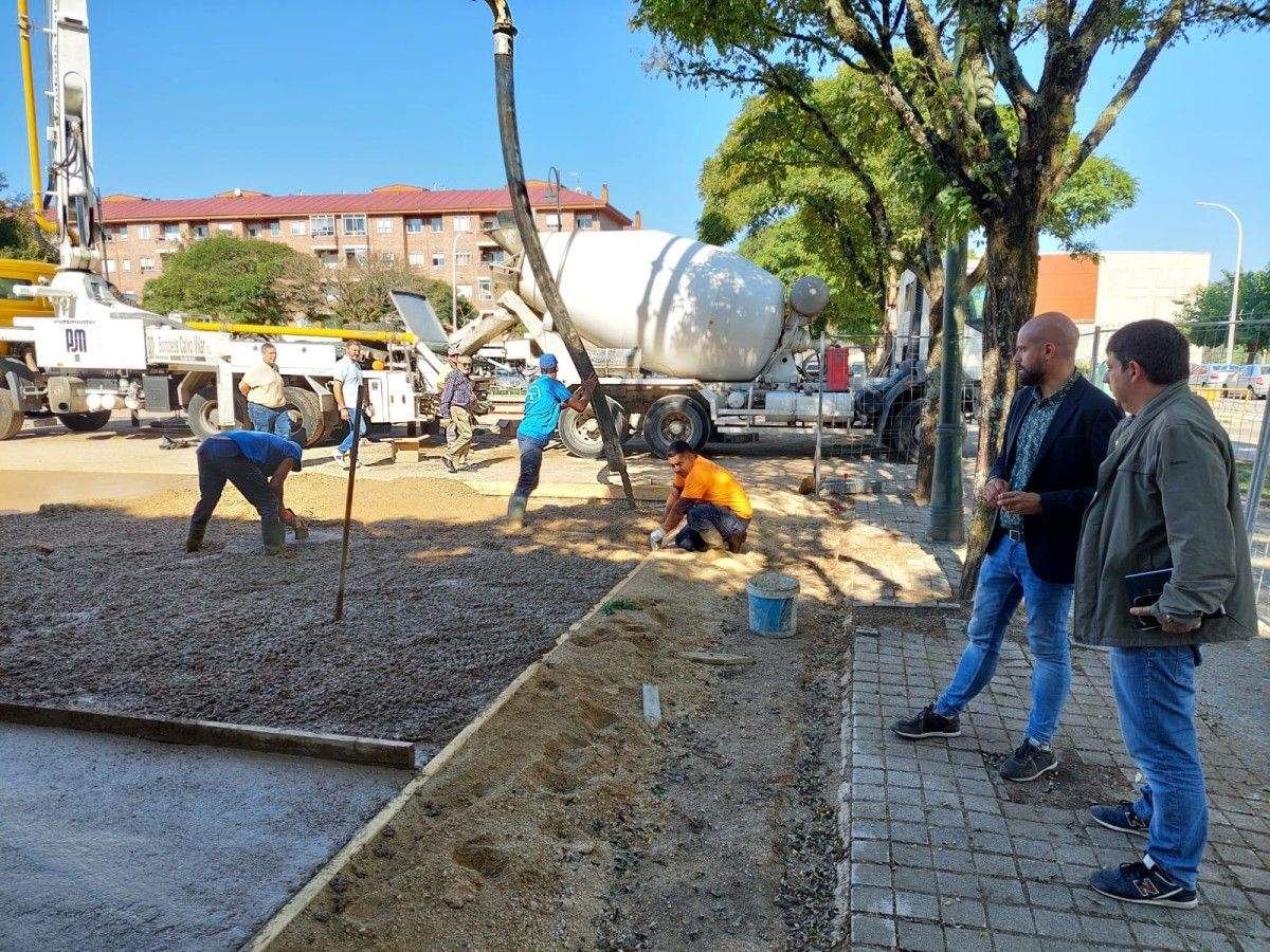 Obras de construción da nova pista polideportiva do parque da Praza de Europa