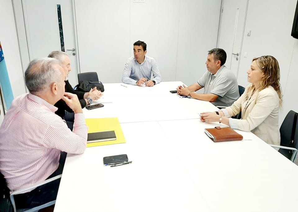 Reunión da voceira do PP de Cuntis, Isabel Couselo Torres, e o concelleiro Salva Pereira na delegación territorial da Xunta