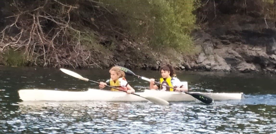 As alevíns Estela Lamas (detrás) e Flavia López a bordo dun K2