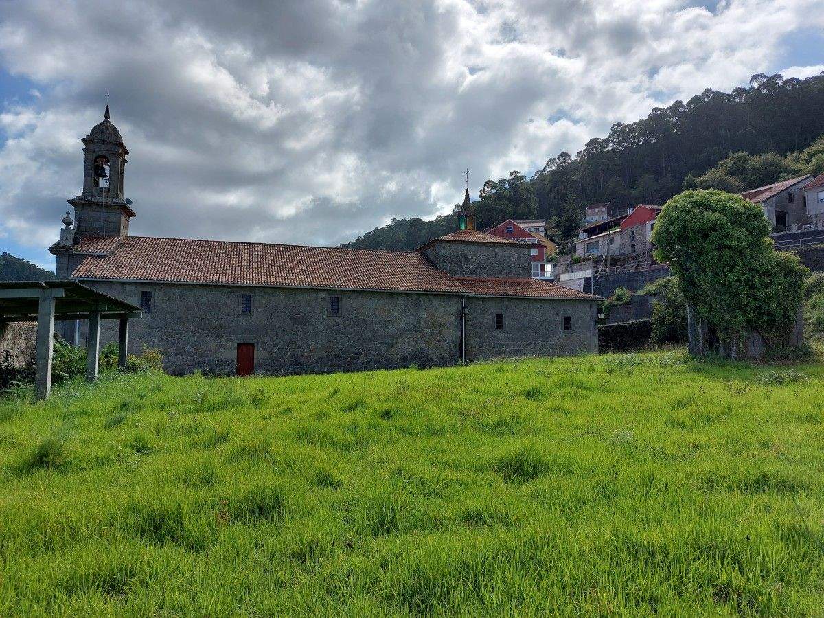 Contorna da igrexa de San Martiño de Bueu