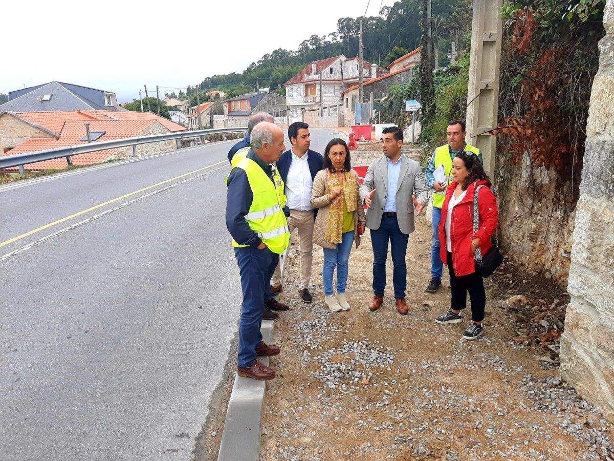 Obras para crear a senda peonil da PO-313, en Marín