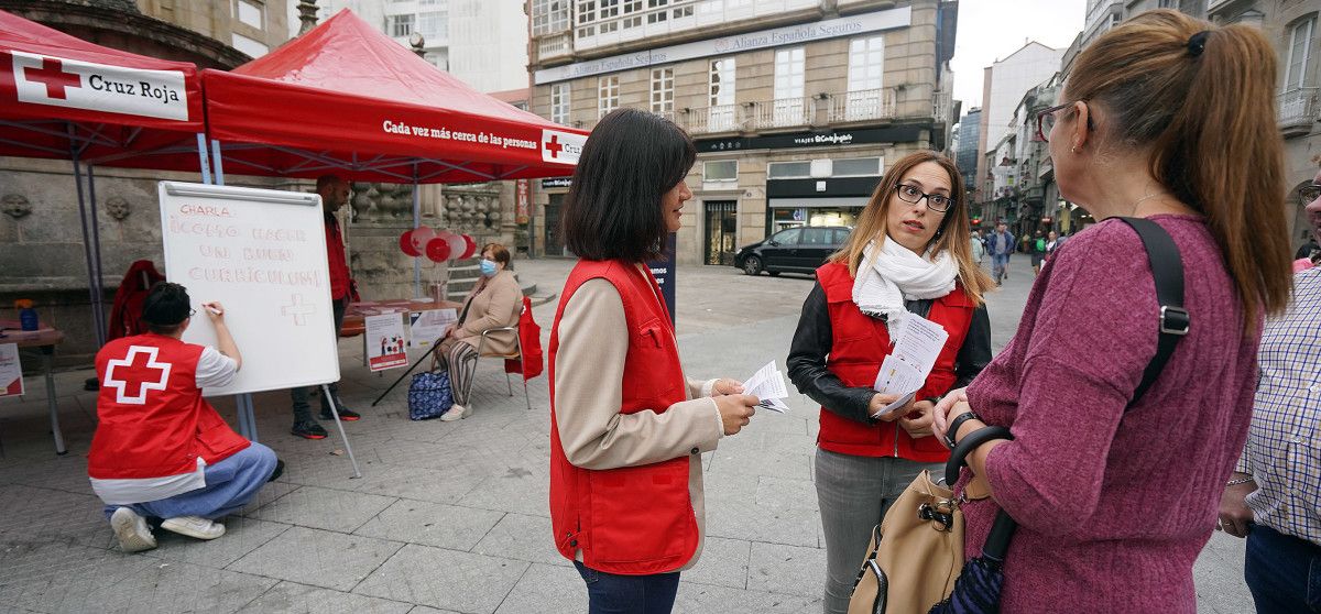 Cruz Roja presenta en la Praza da Peregrina su plan de empleo